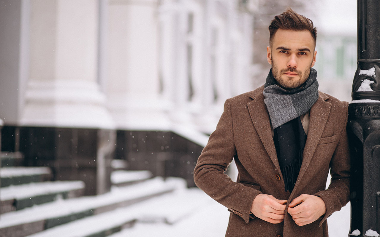 come indossare la sciarpa sopra il cappotto