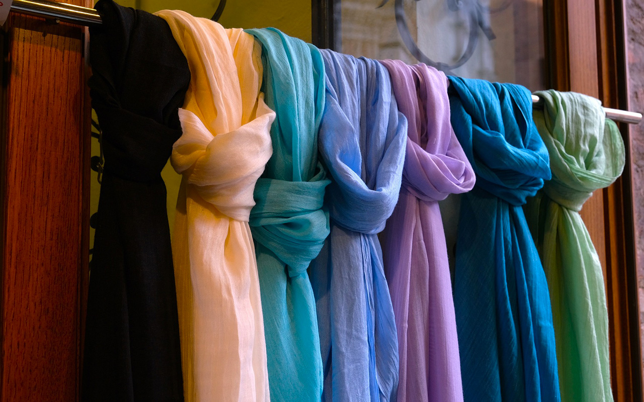 come indossare le sciarpe ecco 5 metodi per valorizzare il tuo outfit